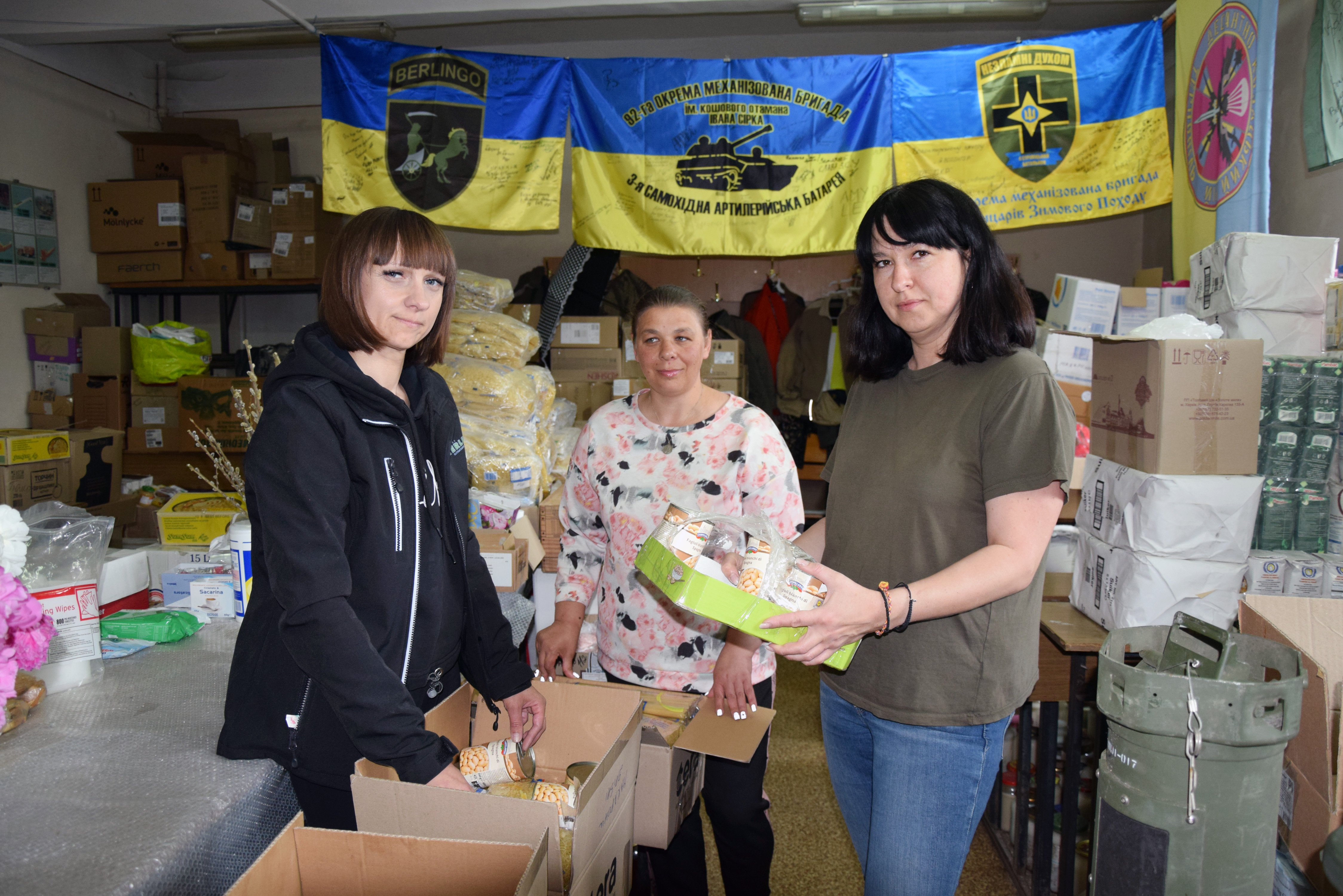 (Зліва направо) волонтерки центру «Я волонтер» Ніна Стець, Марія Ратушняк, Ірина Коробович готують набори для відправлення на фронт. Фото автора